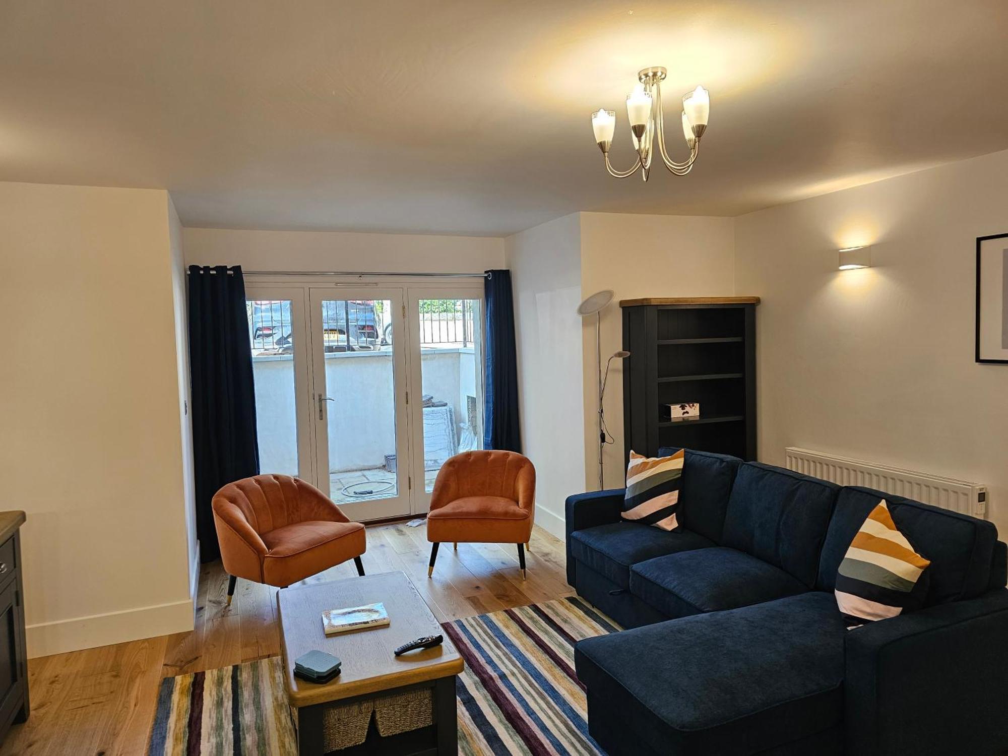 Apartment Spacious Modern 2-bed Parking & Wi-fi & 65