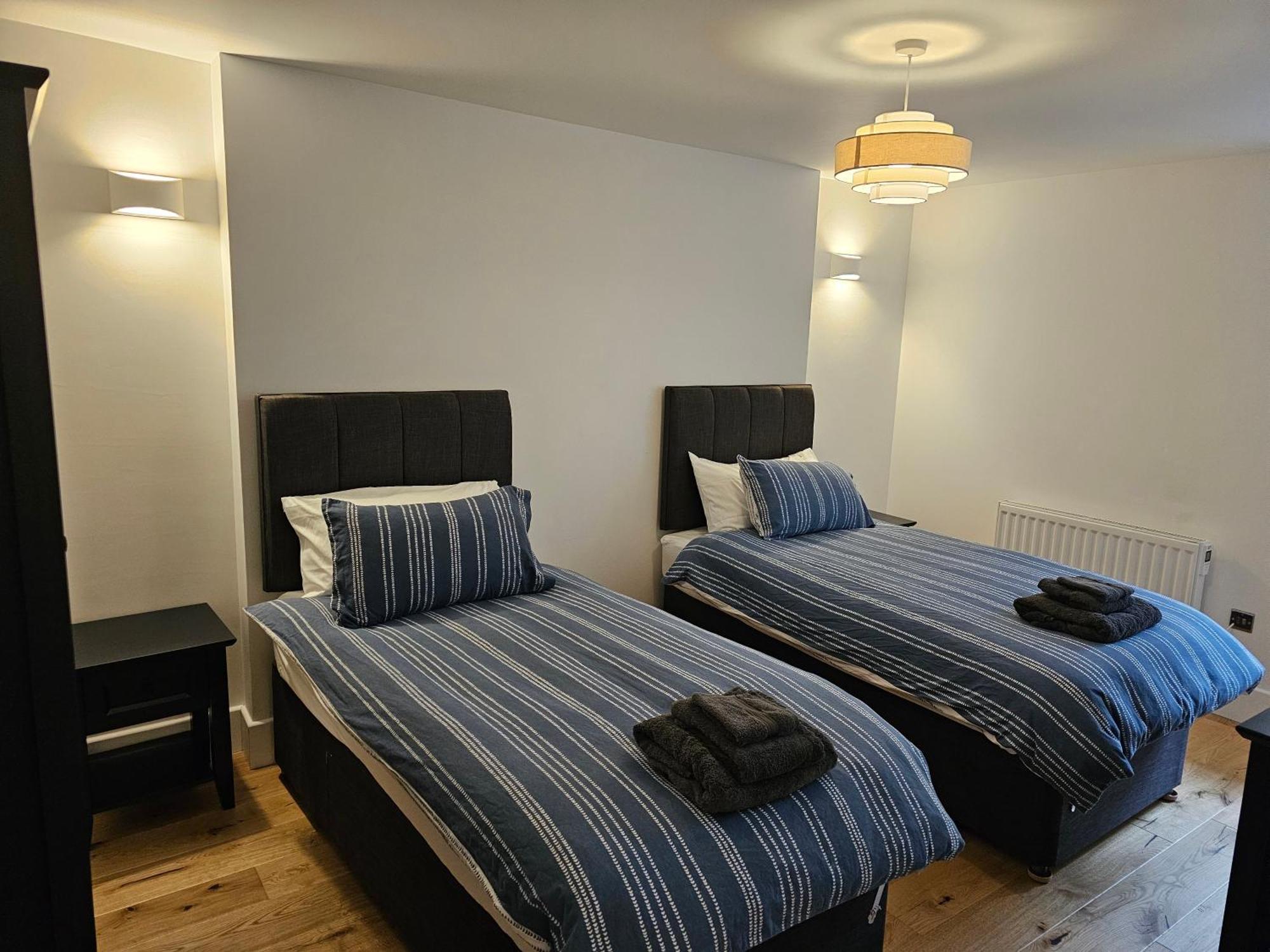 Spacious Modern 2-bed Parking & Wi-fi & 65
