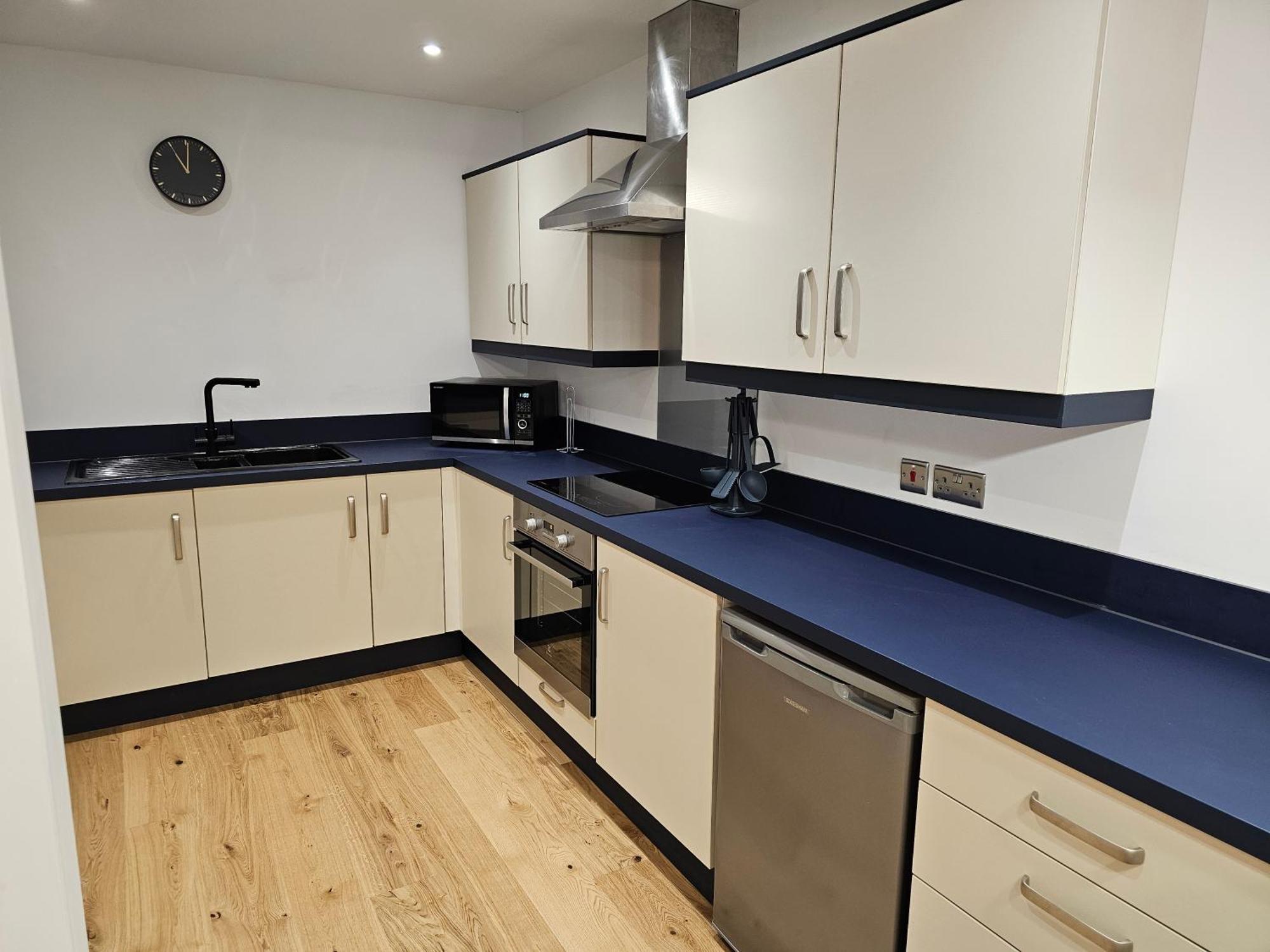 Spacious Modern 2-bed Parking & Wi-fi & 65