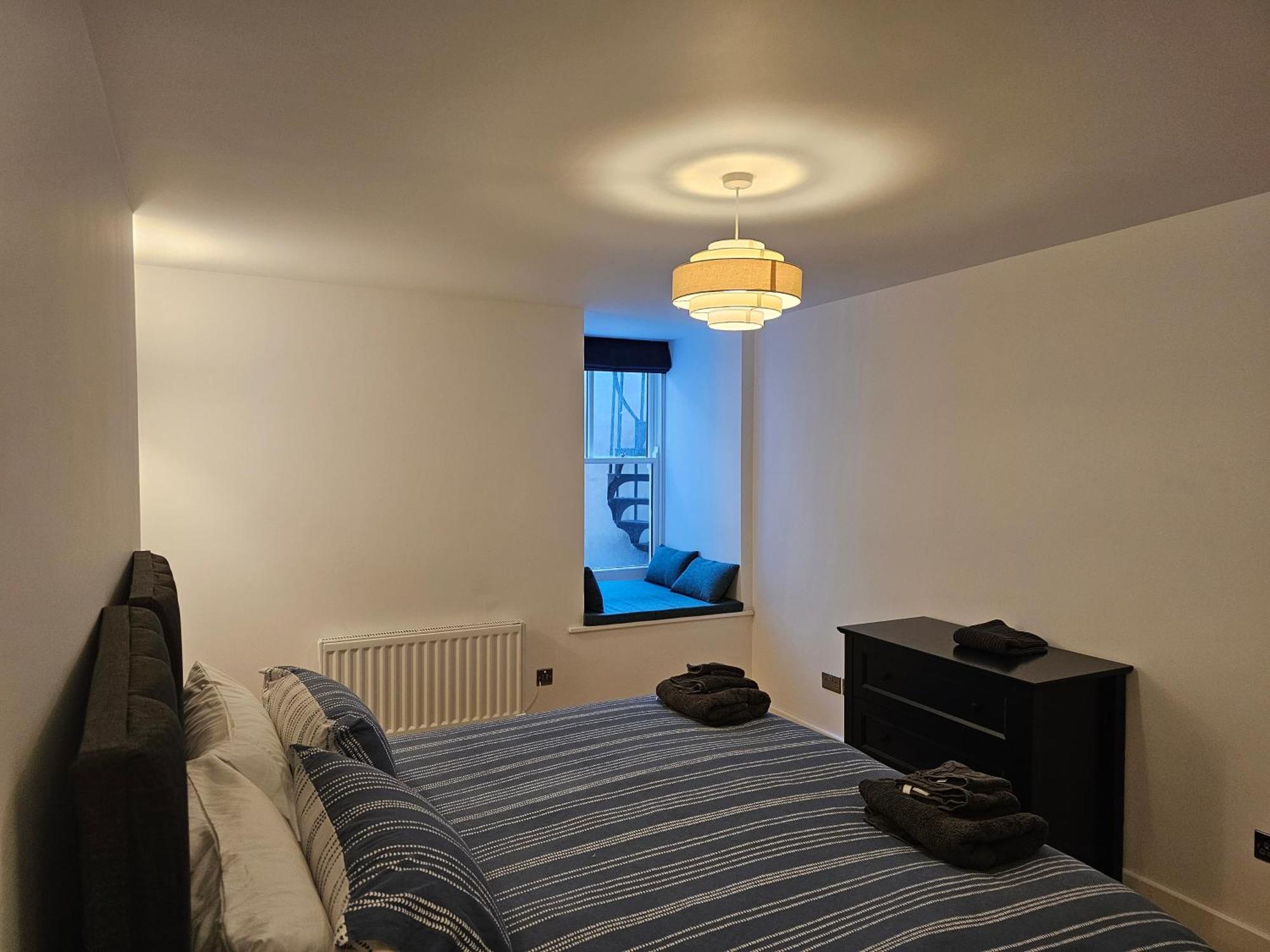 Apartment Spacious Modern 2-bed Parking & Wi-fi & 65