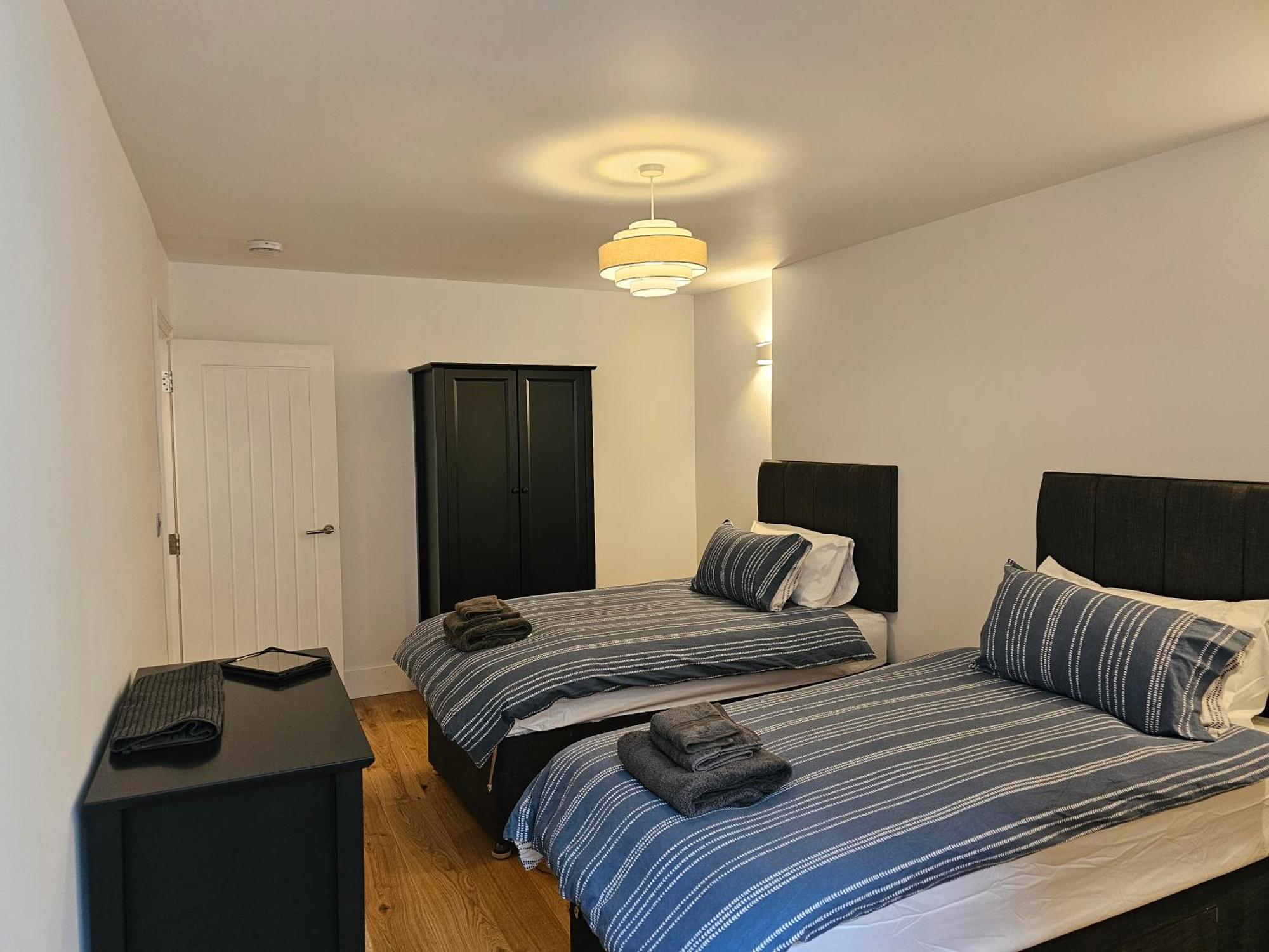 Apartment Spacious Modern 2-bed Parking & Wi-fi & 65