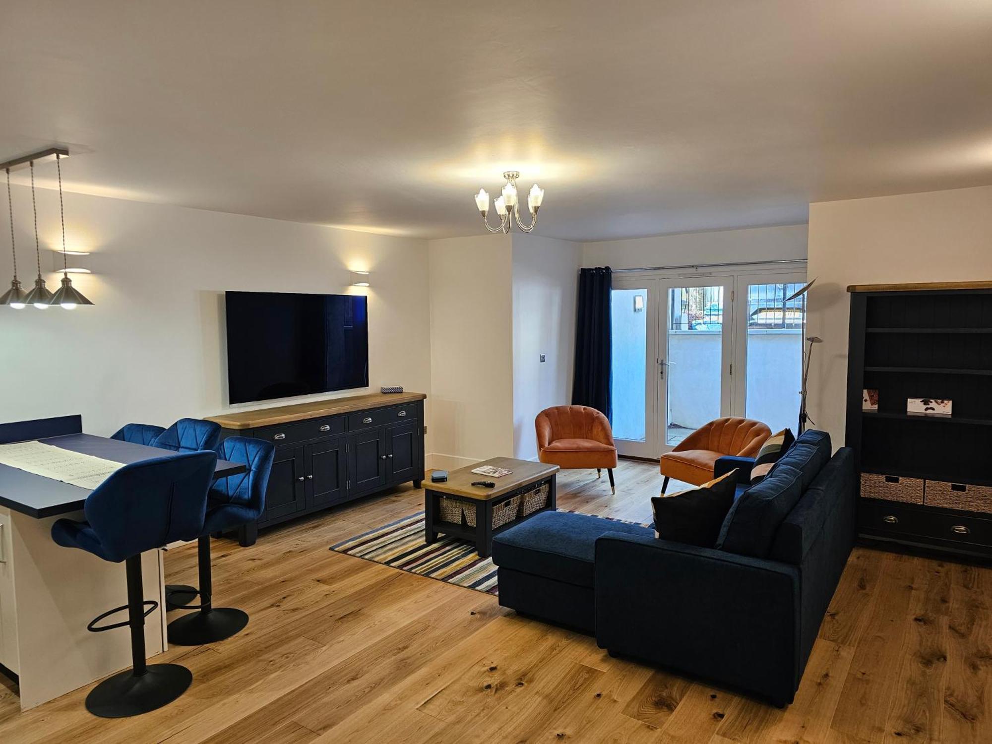 Spacious Modern 2-bed Parking & Wi-fi & 65