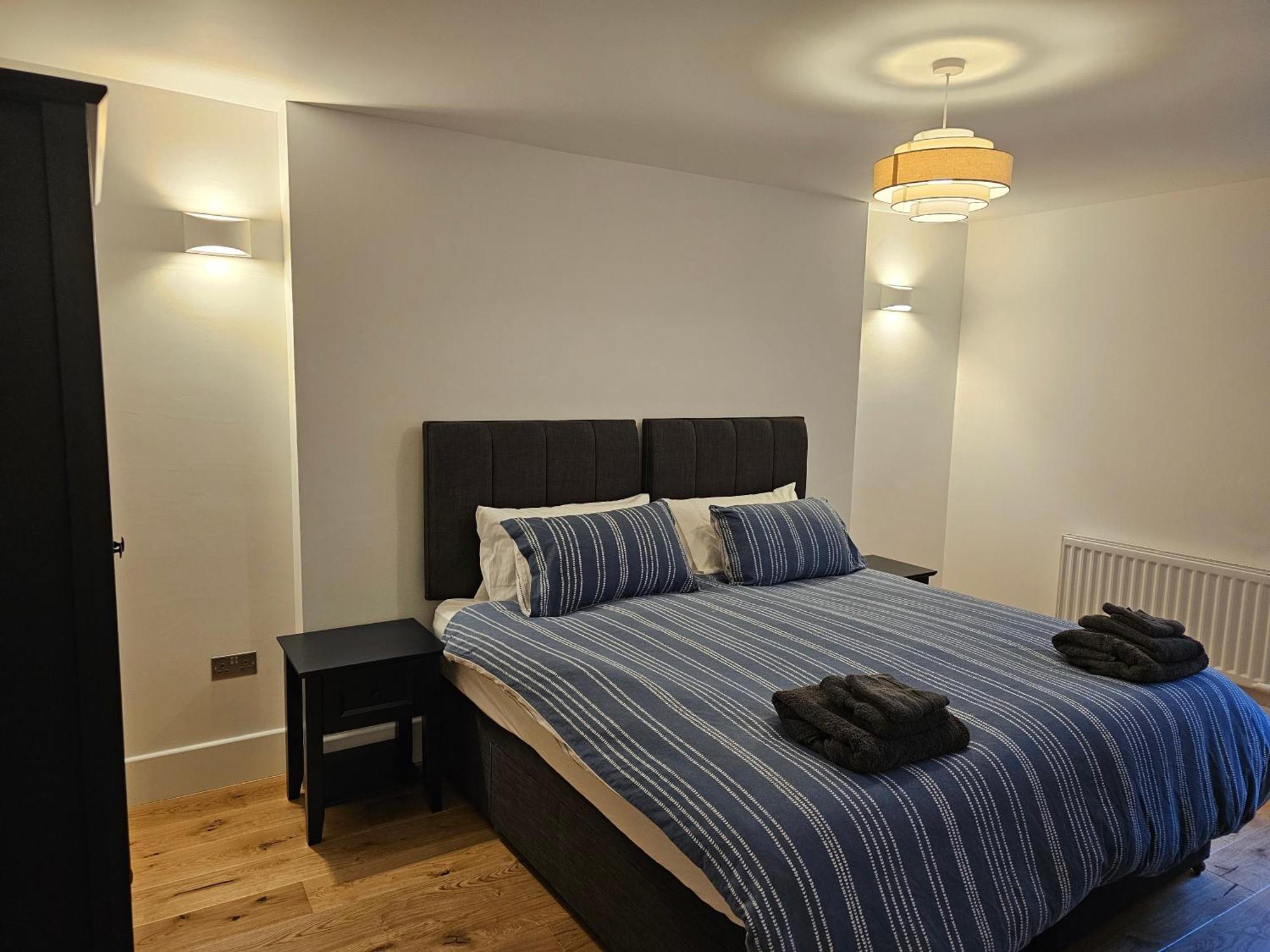 Spacious Modern 2-bed Parking & Wi-fi & 65
