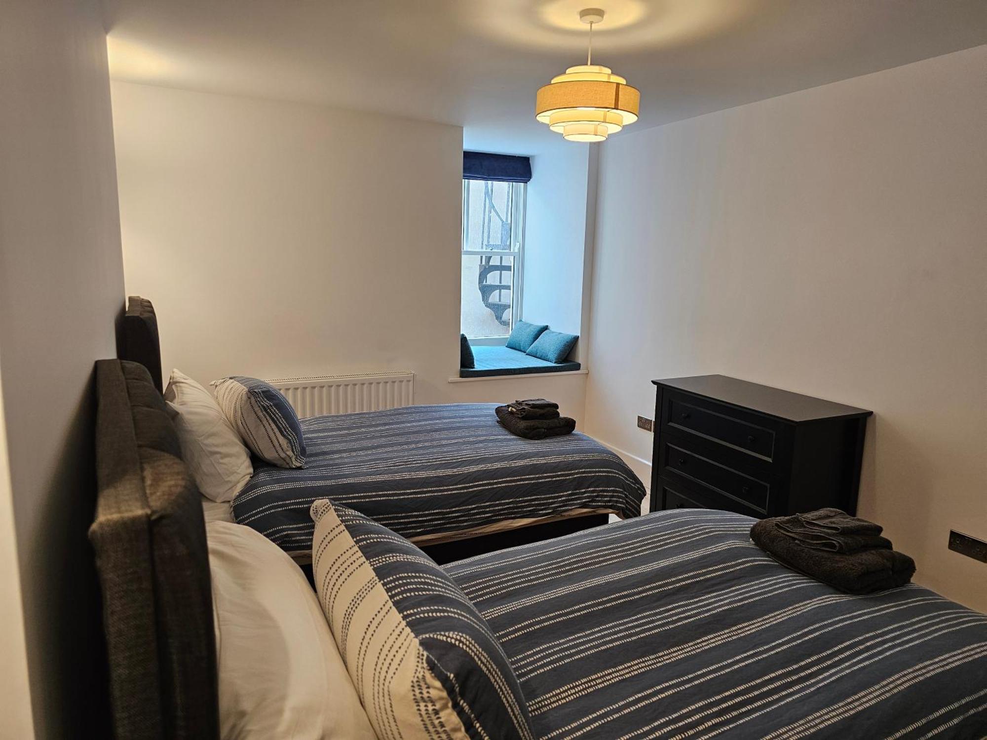 Spacious Modern 2-bed Parking & Wi-fi & 65