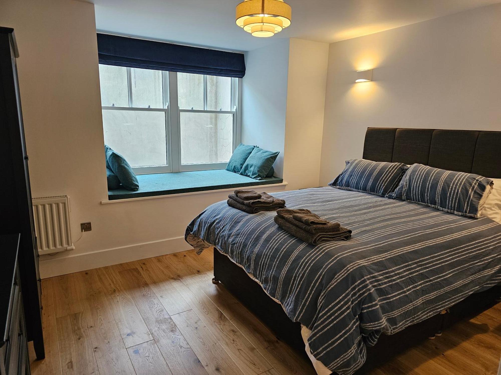 Spacious Modern 2-bed Parking & Wi-fi & 65