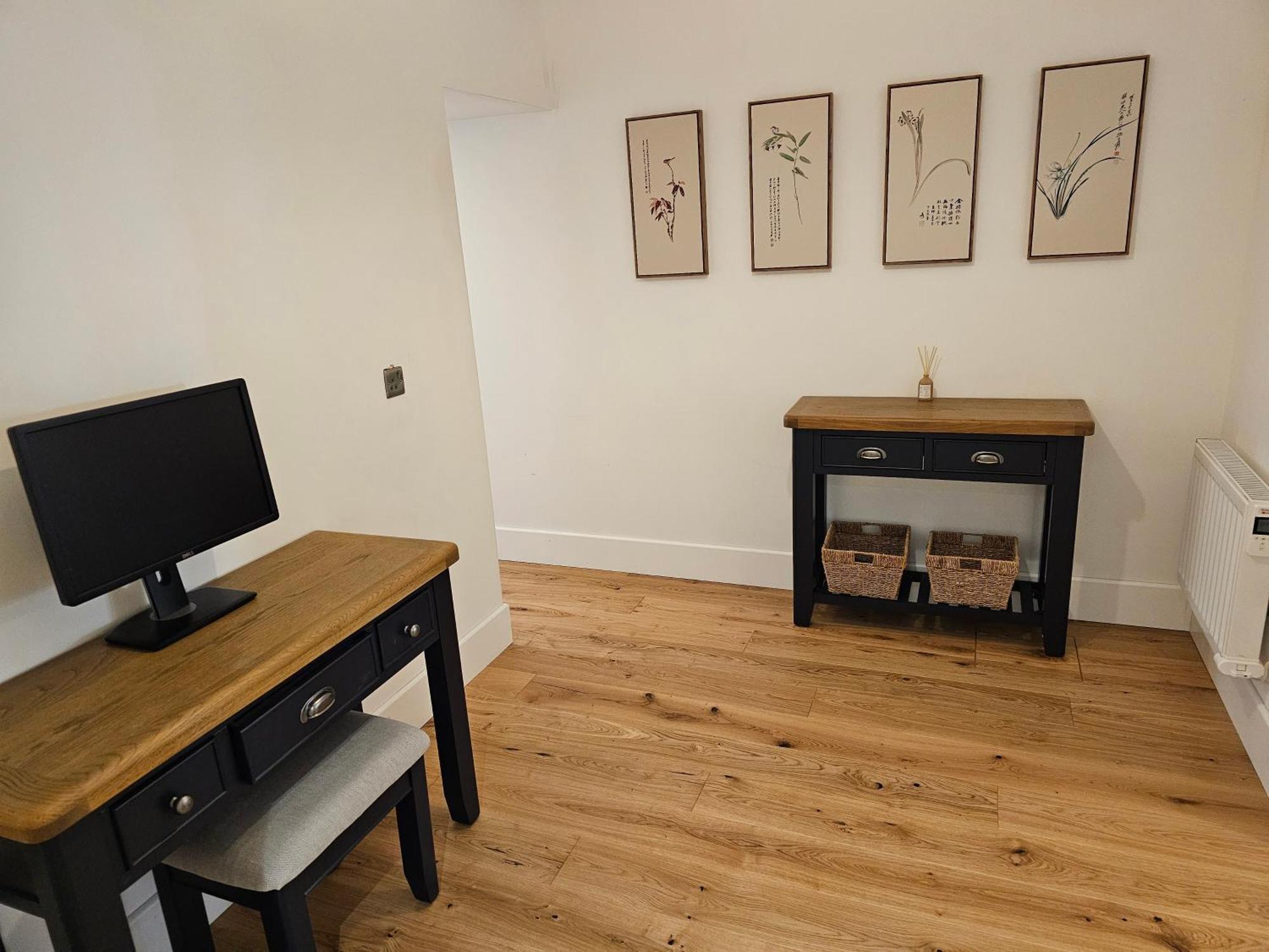 Spacious Modern 2-bed Parking & Wi-fi & 65