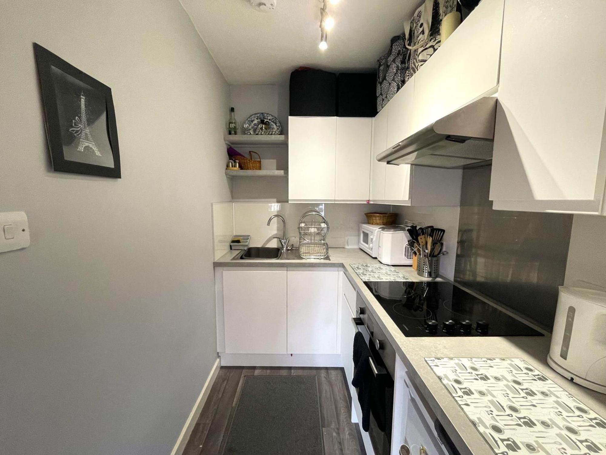 Snug In Location Apartment *