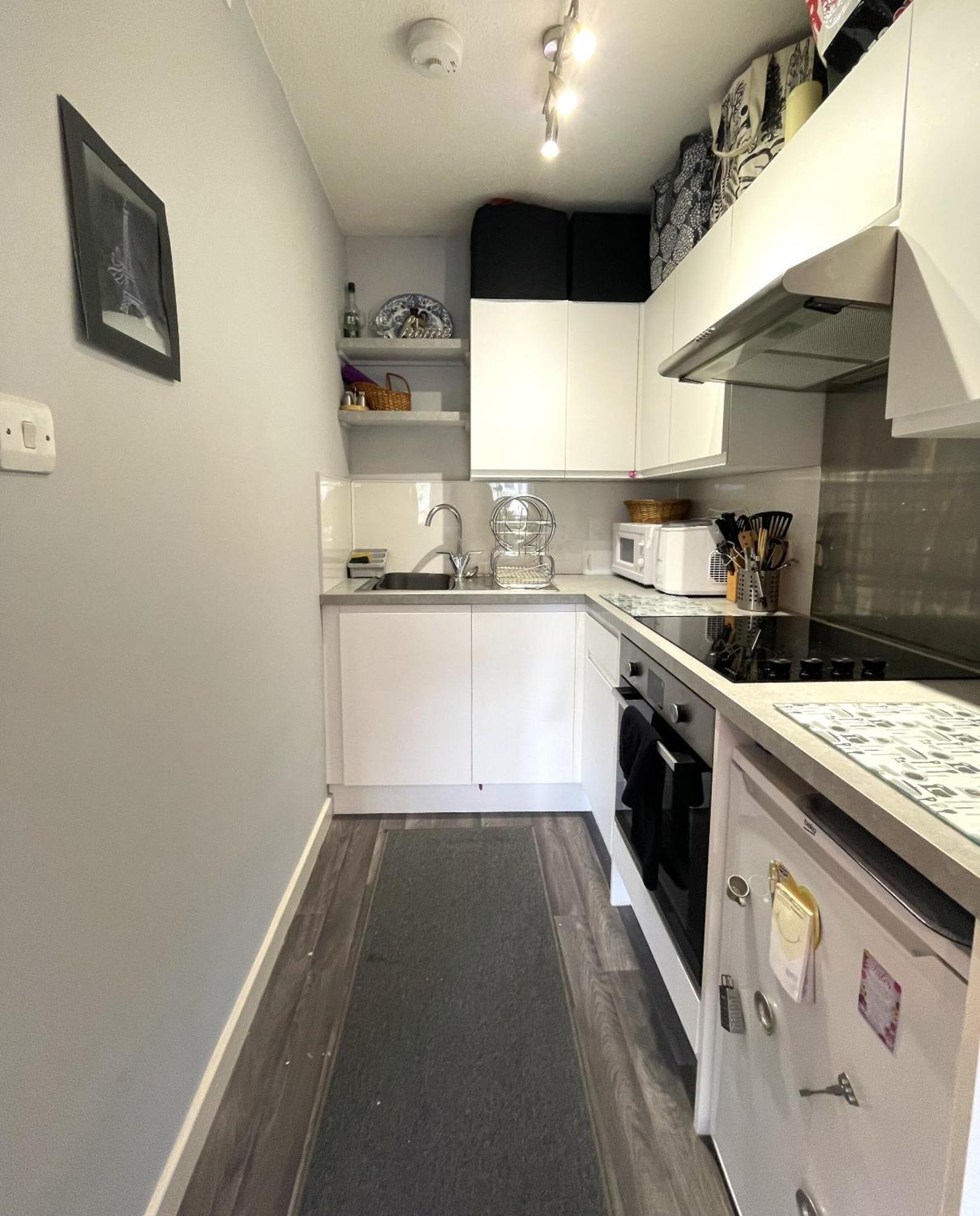 Snug In Location Apartment