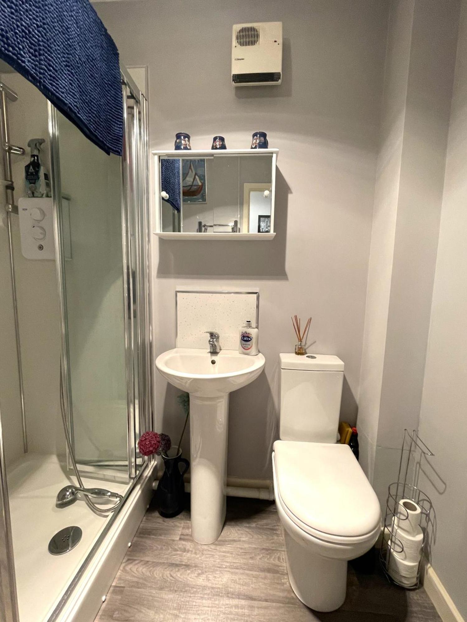 Snug In Location Apartment *