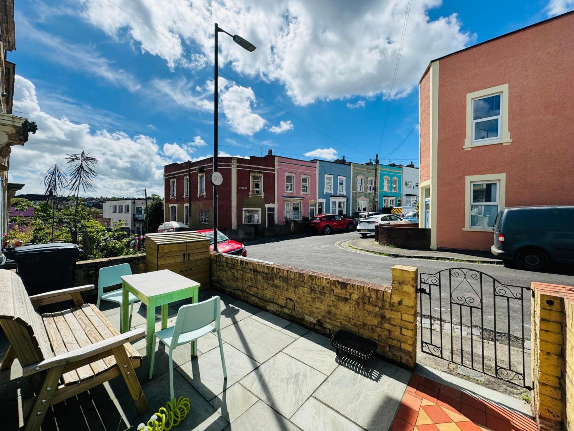 Modern & Vintage Inspired In Old Totterdown Guest house Bristol