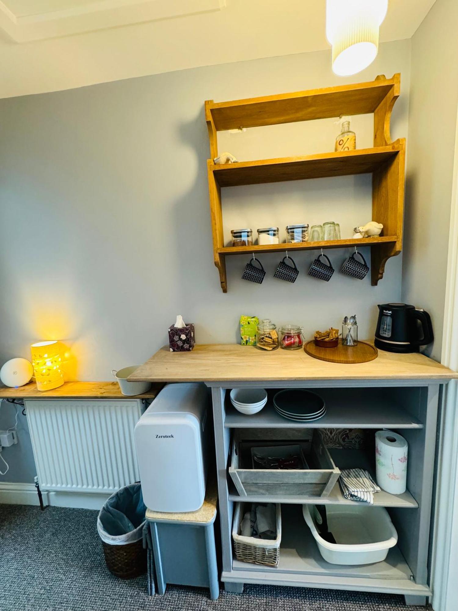 Modern & Vintage Inspired In Old Totterdown Guest house *