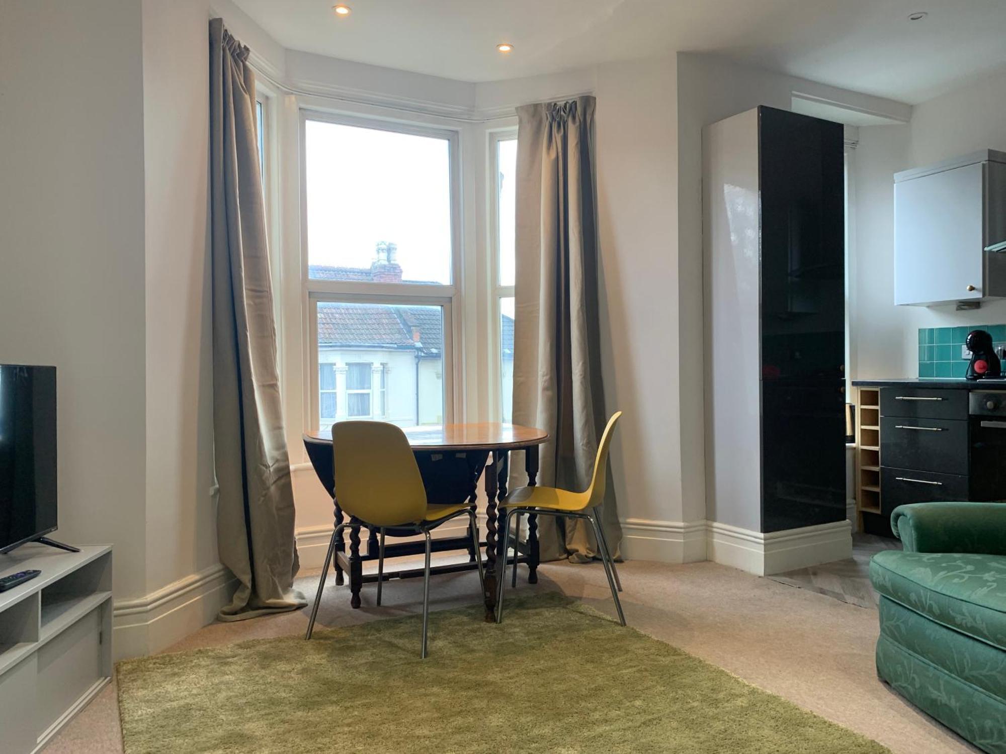 Apartment 2 Bed Flat. Free Parking *
