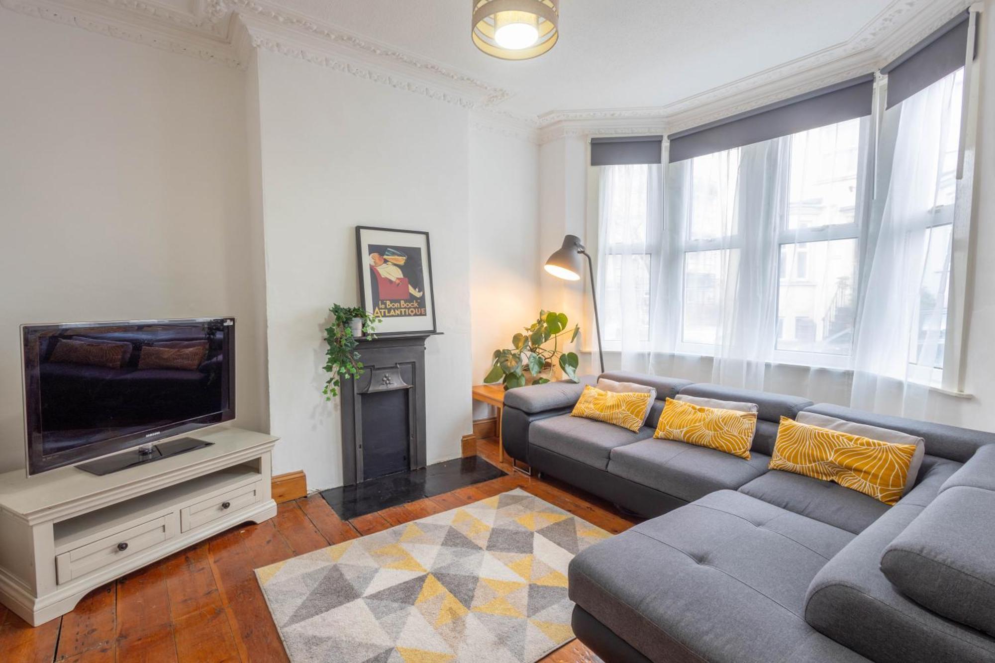 Spacious, 3 Bed House, Wi-fi, Long Term Discounts