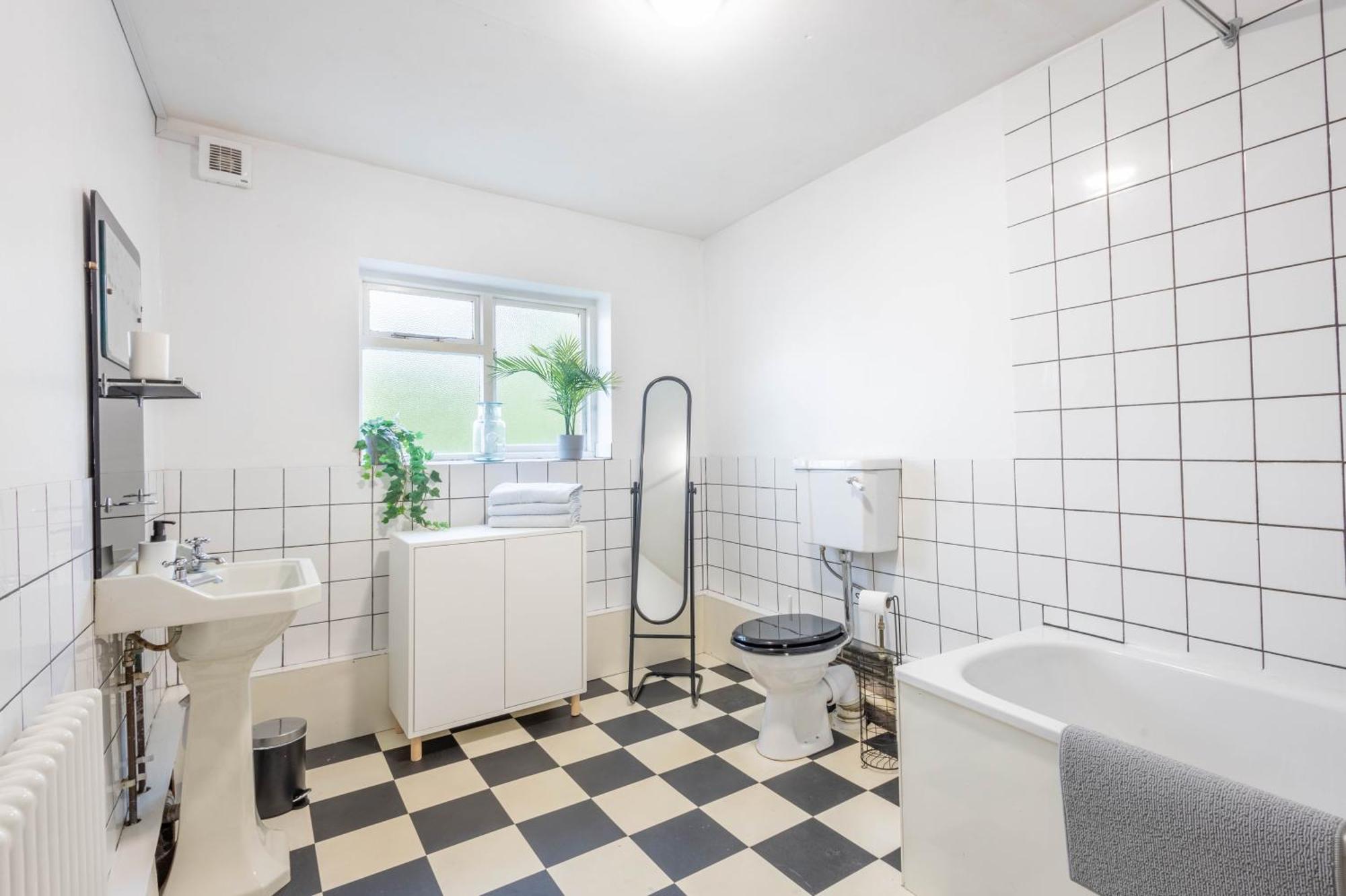 Spacious, 3 Bed House, Wi-fi, Long Term Discounts Apartment