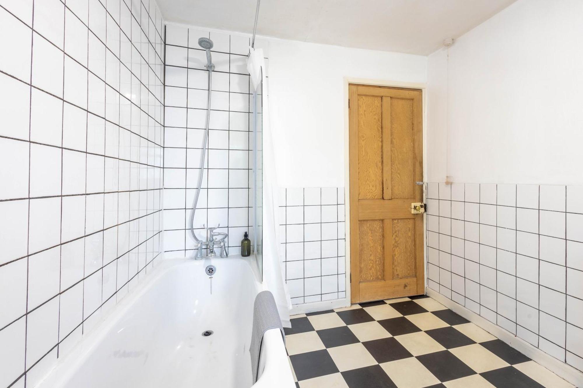 Apartment Spacious, 3 Bed House, Wi-fi, Long Term Discounts *
