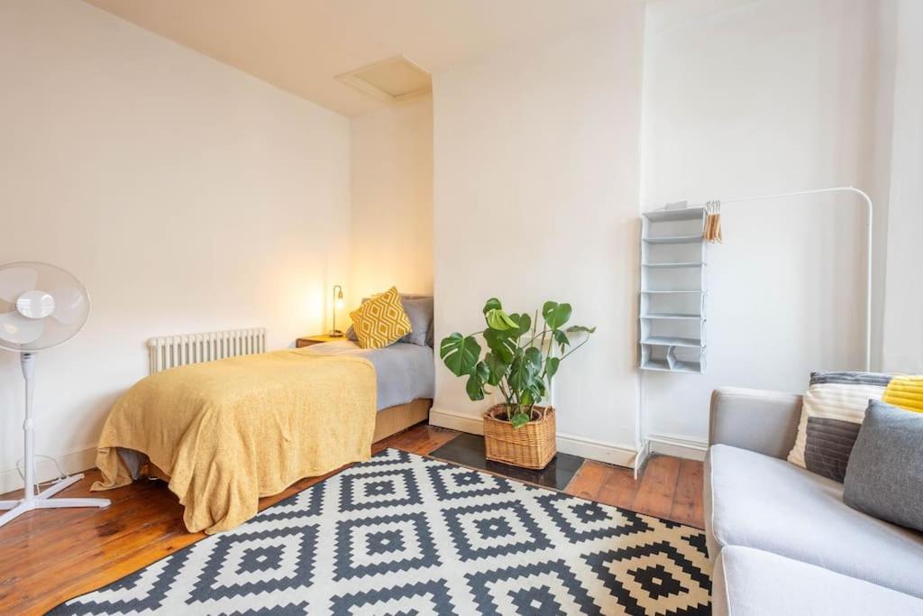 Apartment Spacious, 3 Bed House, Wi-fi, Long Term Discounts *