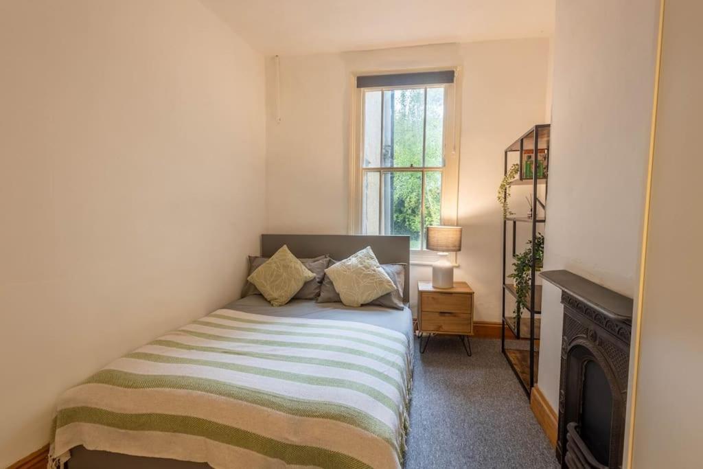 Spacious, 3 Bed House, Wi-fi, Long Term Discounts Apartment Bristol