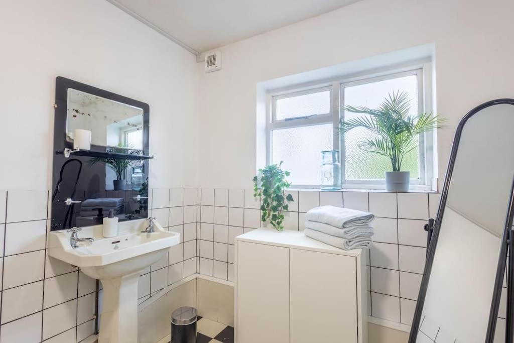 Spacious, 3 Bed House, Wi-fi, Long Term Discounts Bristol
