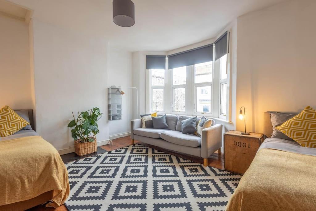 Spacious, 3 Bed House, Wi-fi, Long Term Discounts