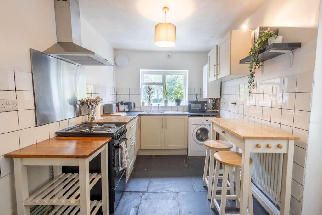 Spacious, 3 Bed House, Wi-fi, Long Term Discounts Bristol