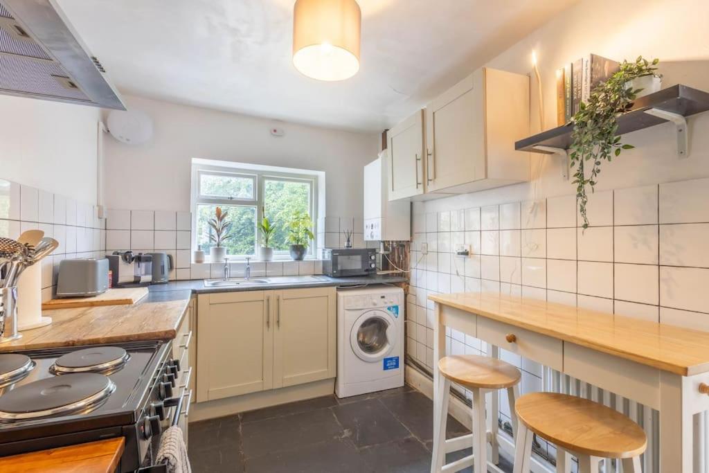 Spacious, 3 Bed House, Wi-fi, Long Term Discounts Bristol