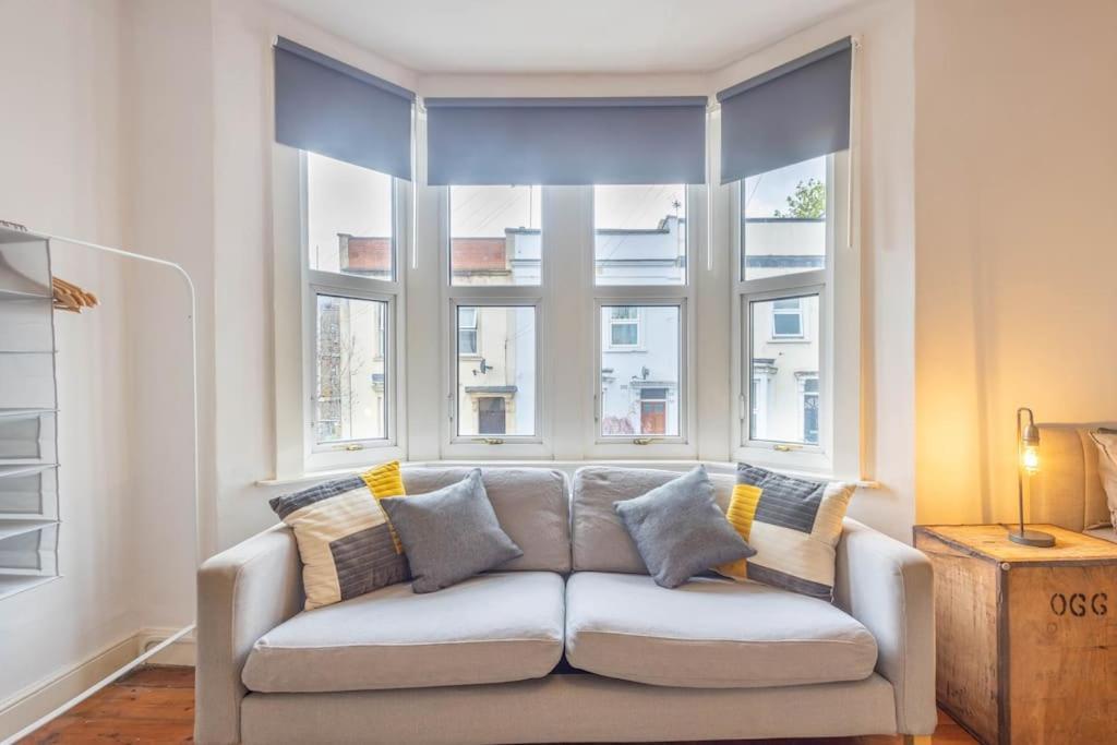 Spacious, 3 Bed House, Wi-fi, Long Term Discounts *