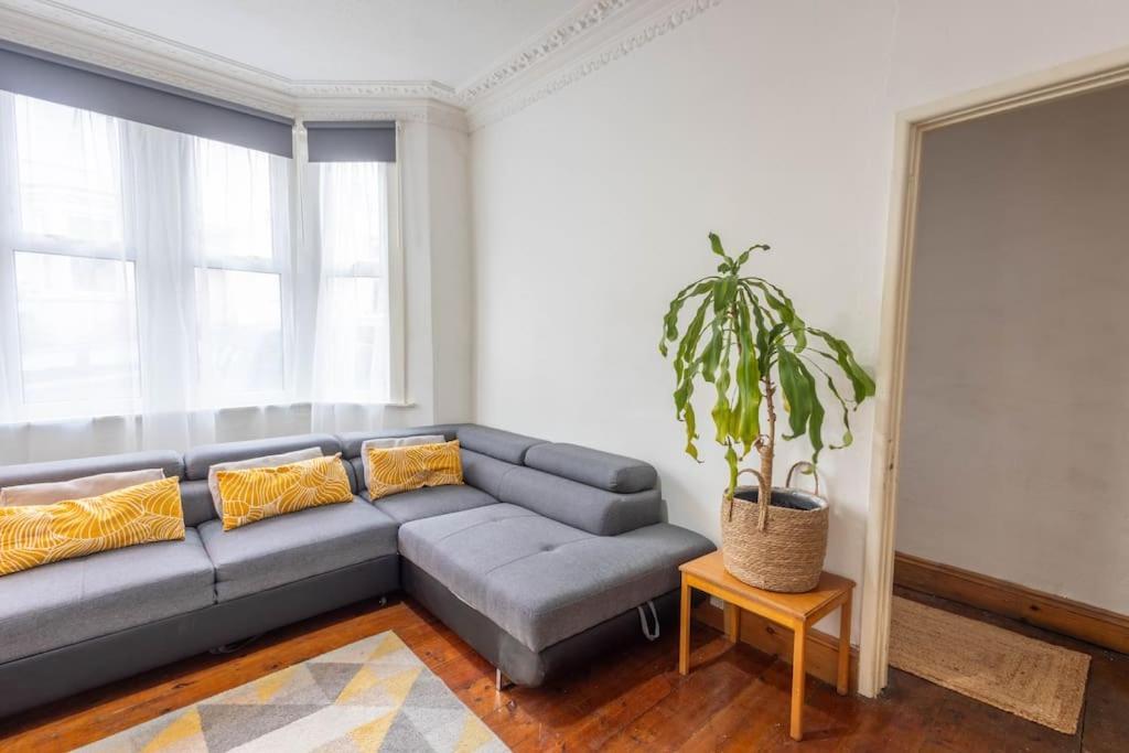 Spacious, 3 Bed House, Wi-fi, Long Term Discounts Apartment