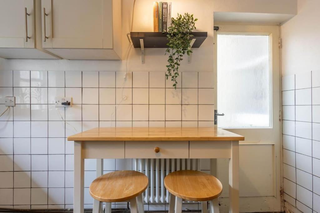 Spacious, 3 Bed House, Wi-fi, Long Term Discounts