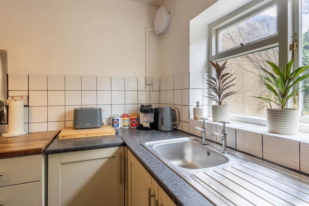 Spacious, 3 Bed House, Wi-fi, Long Term Discounts Apartment *