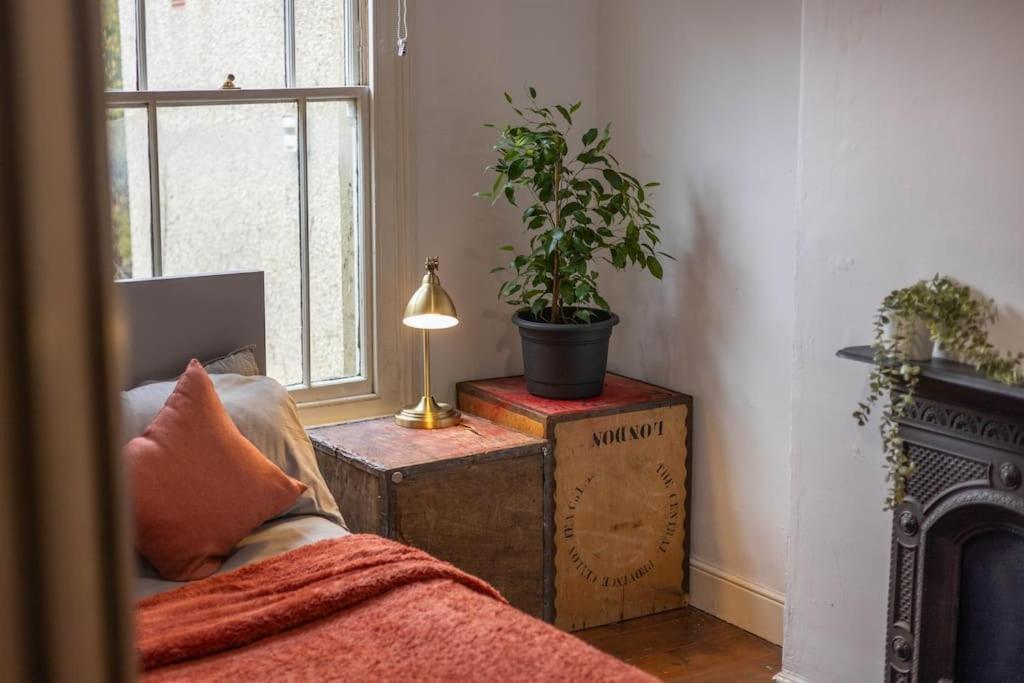 Apartment Spacious, 3 Bed House, Wi-fi, Long Term Discounts *