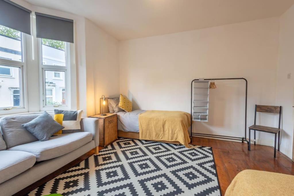 Spacious, 3 Bed House, Wi-fi, Long Term Discounts * Bristol