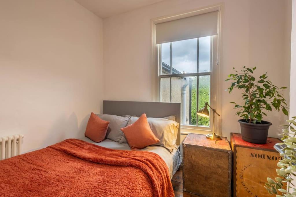 Spacious, 3 Bed House, Wi-fi, Long Term Discounts