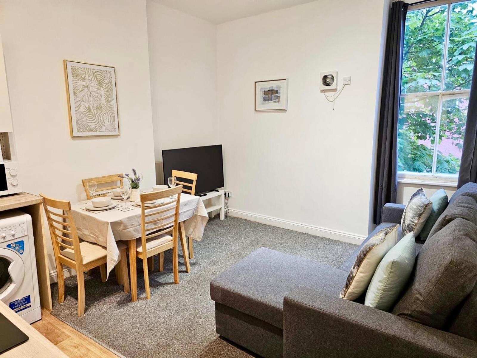 Cozy 2br In Centre Apartment *
