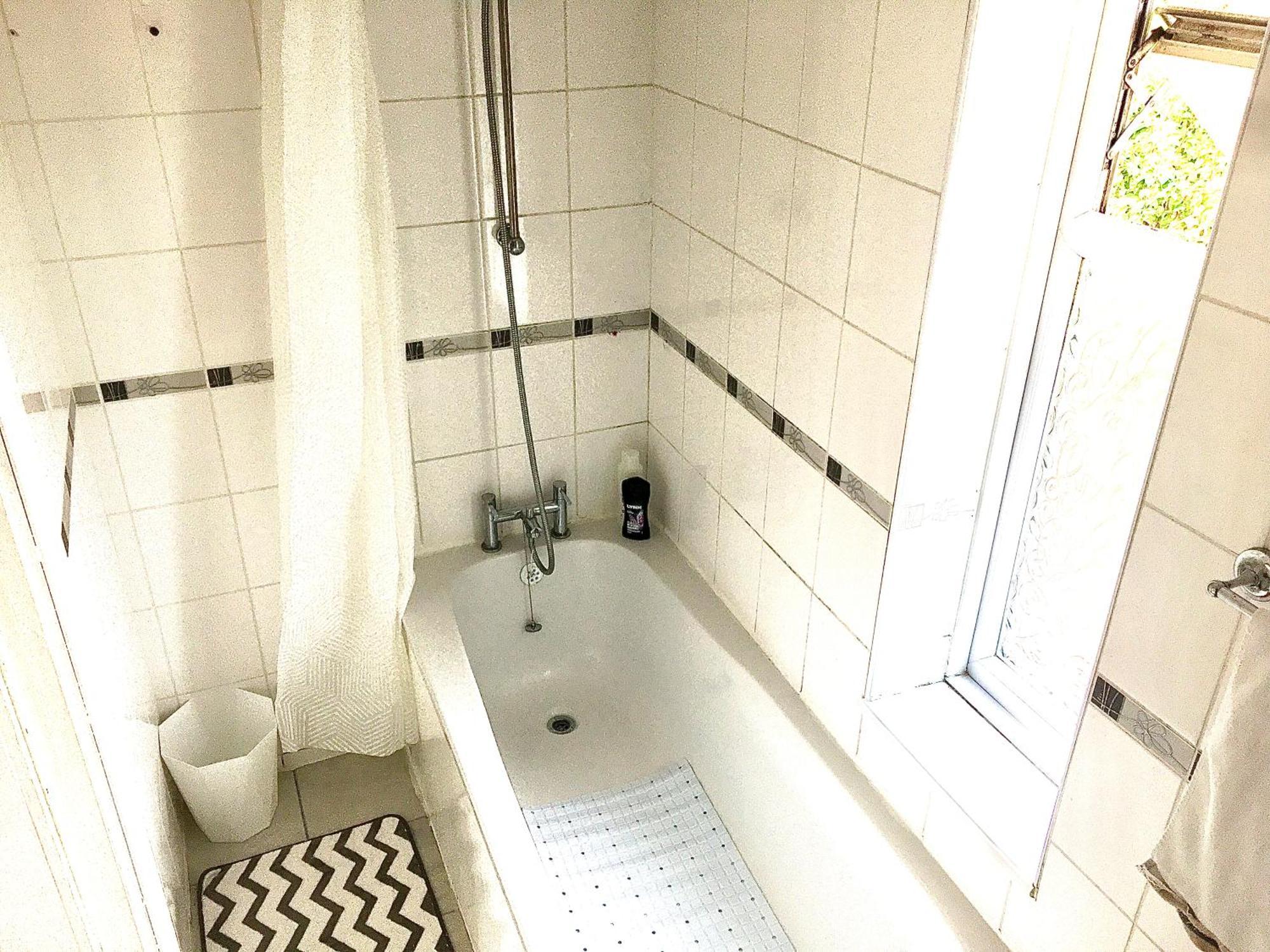 The Washington Sleeps 10 People Park 4 Cars Holiday home Bristol