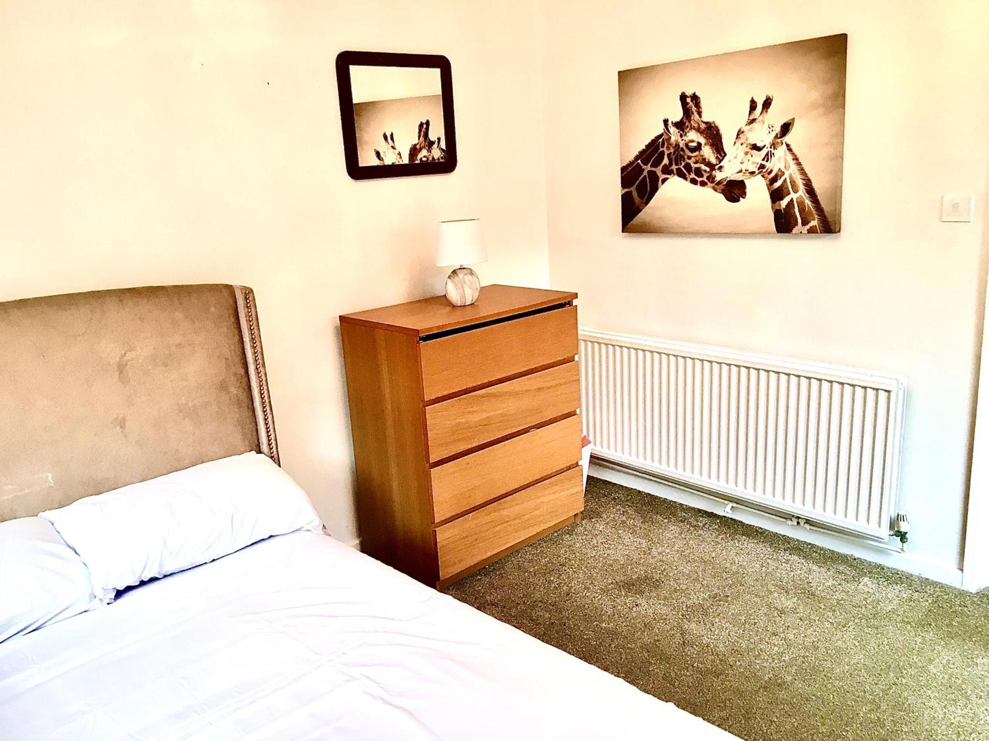 The Washington Sleeps 10 People Park 4 Cars Holiday home Bristol