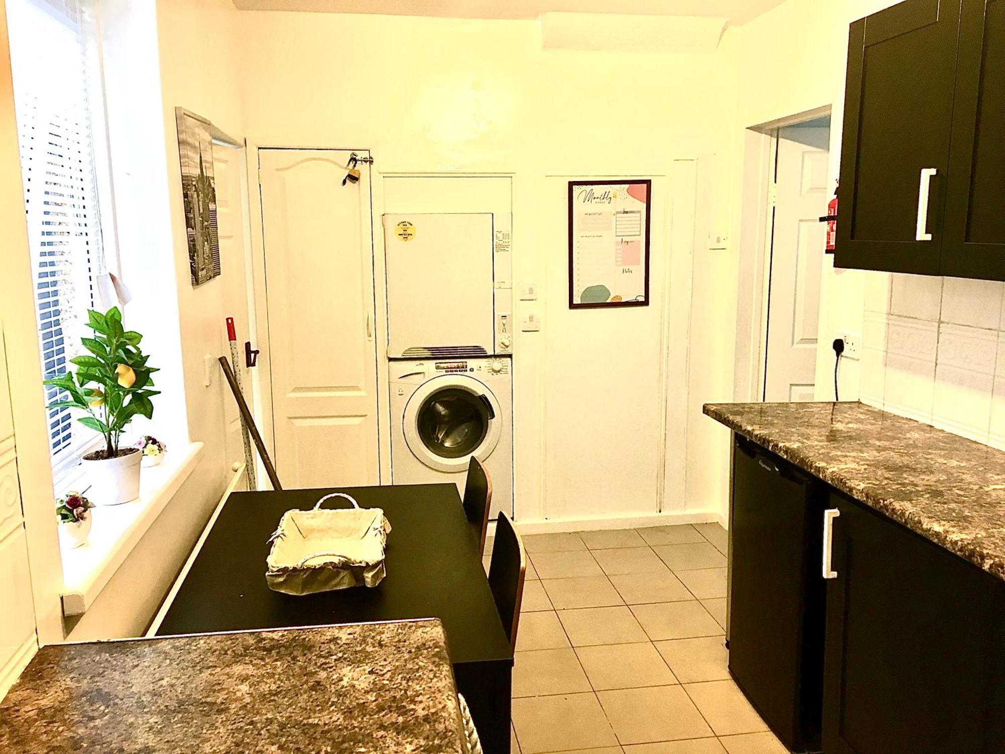 The Washington Sleeps 10 People Park 4 Cars Holiday home *