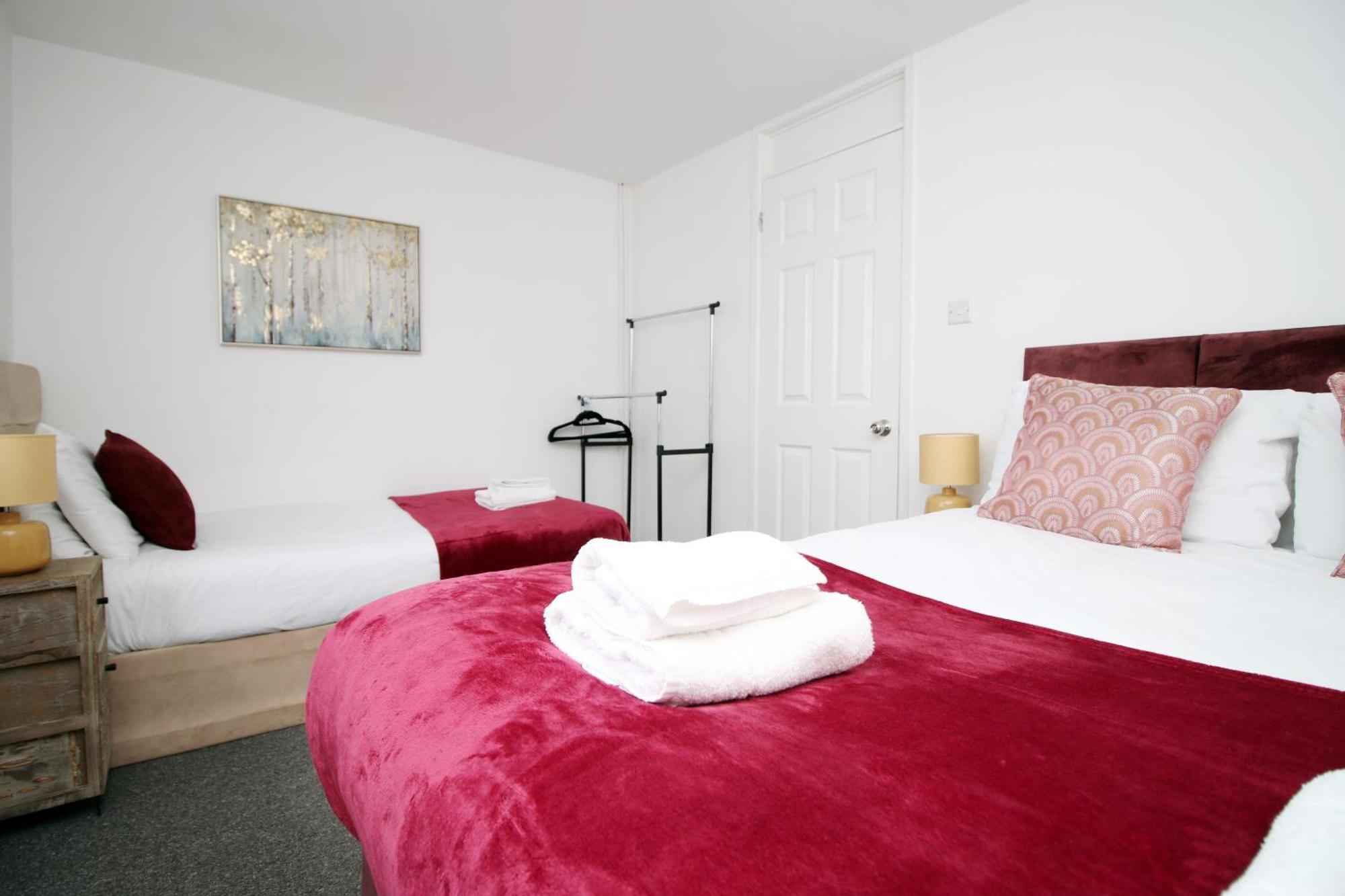 2bedroom Home- Free Parking, Wi-fi & Patio- Available For Long Or Short Term Holiday home