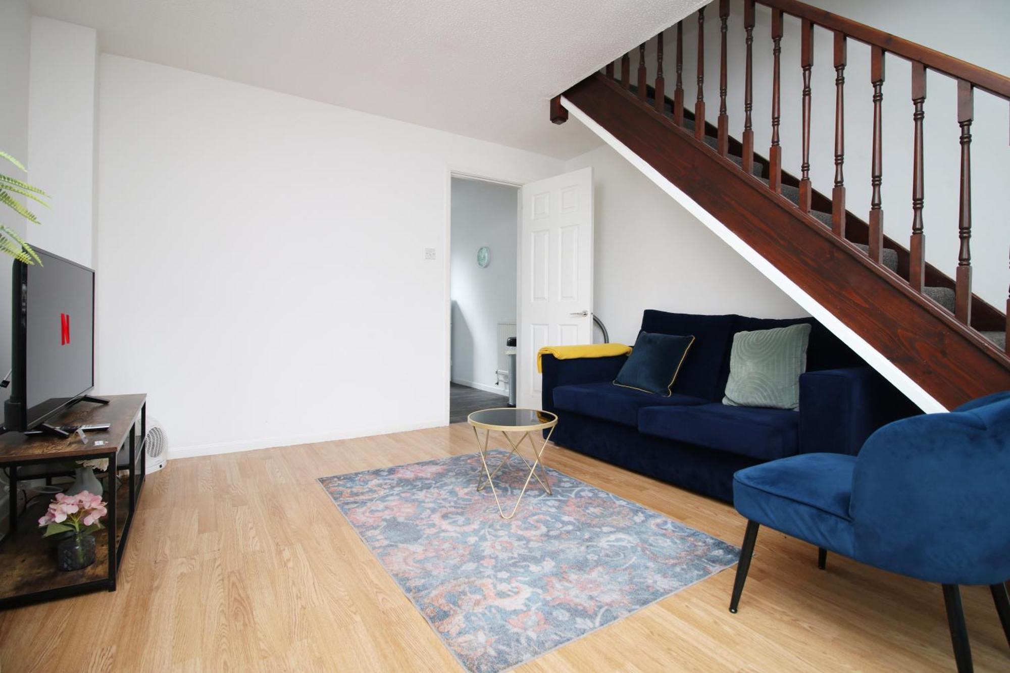2bedroom Home- Free Parking, Wi-fi & Patio- Available For Long Or Short Term Holiday home