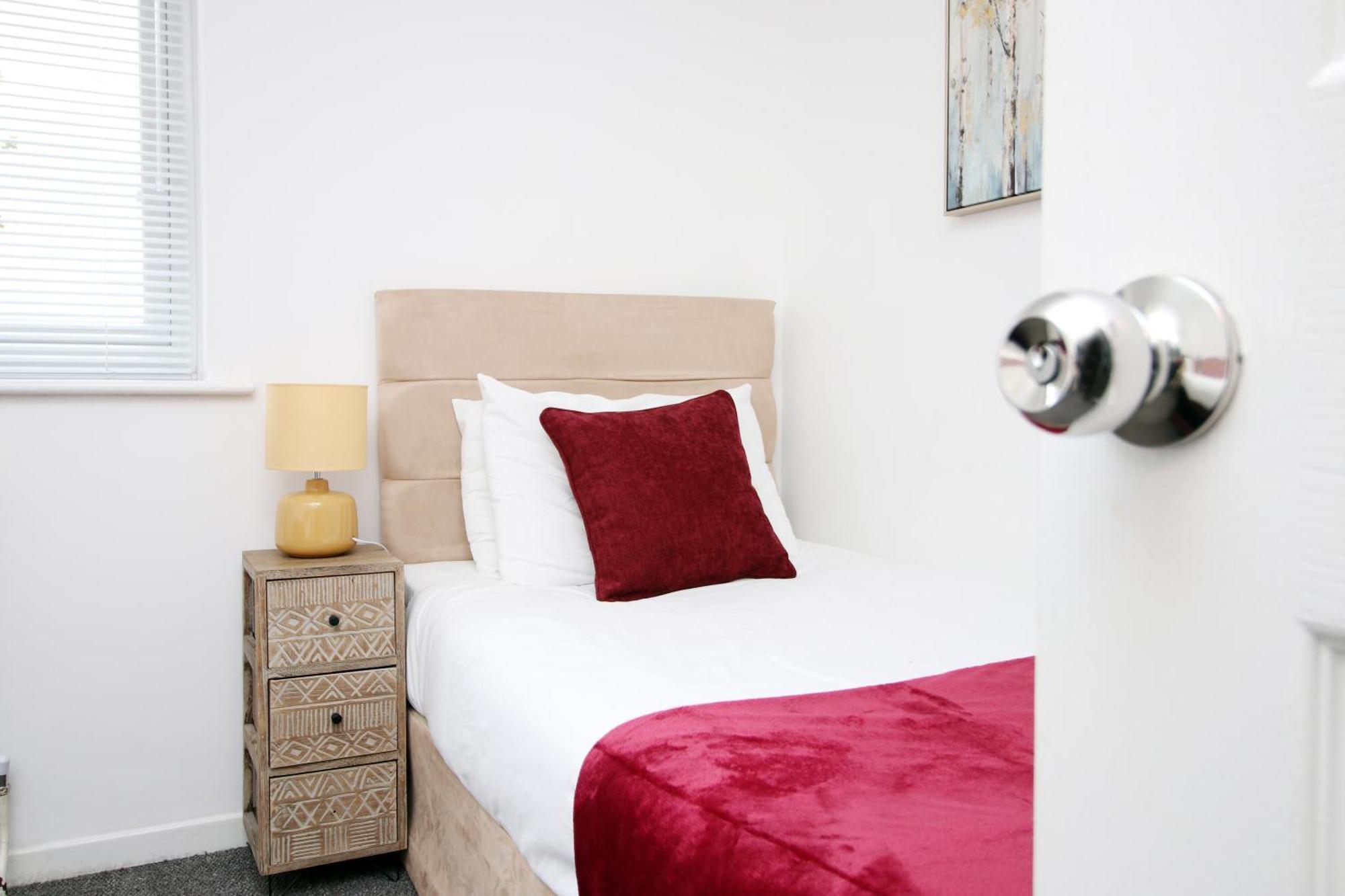 Holiday home 2bedroom Home- Free Parking, Wi-fi & Patio- Available For Long Or Short Term
