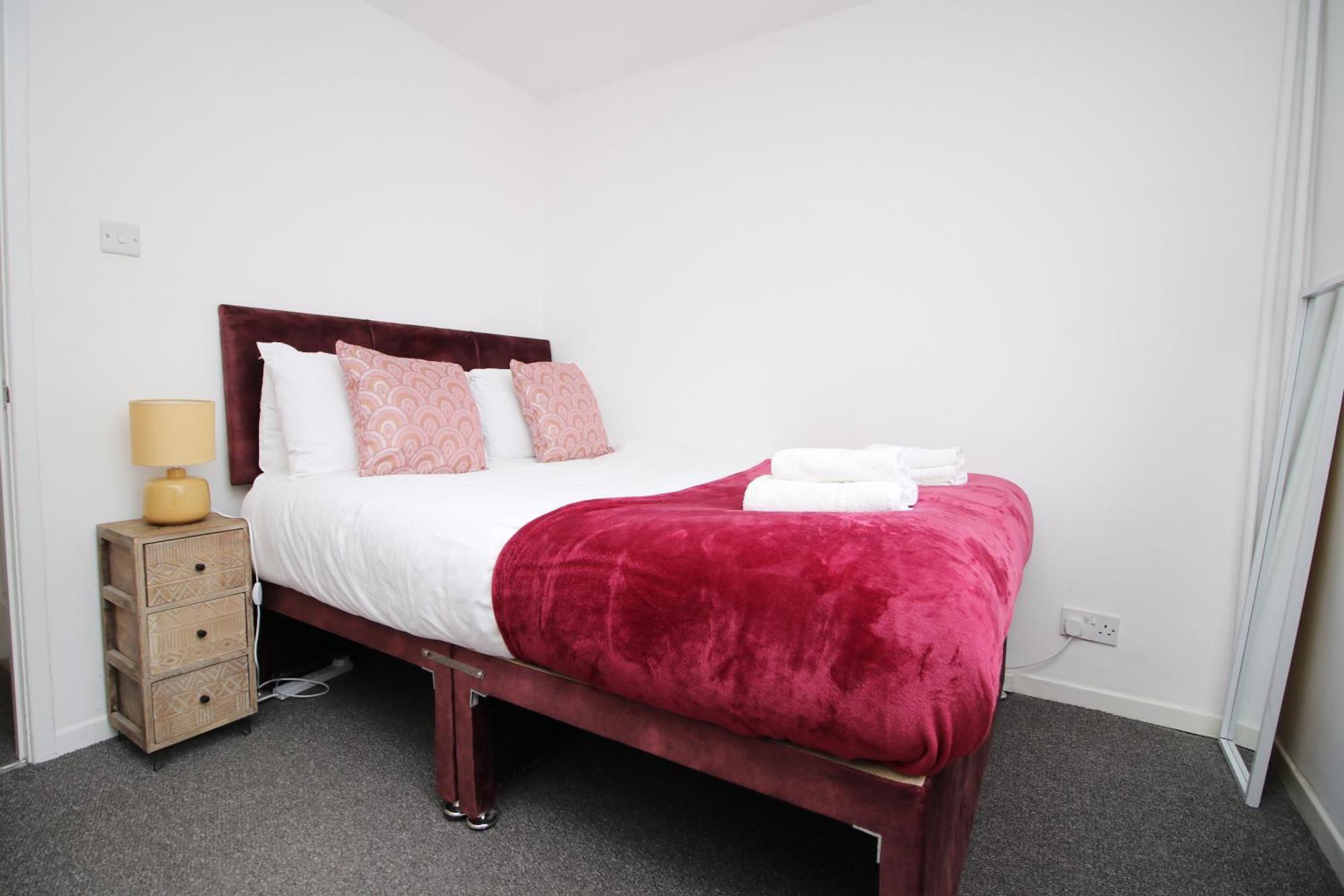 Holiday home 2bedroom Home- Free Parking, Wi-fi & Patio- Available For Long Or Short Term Bristol