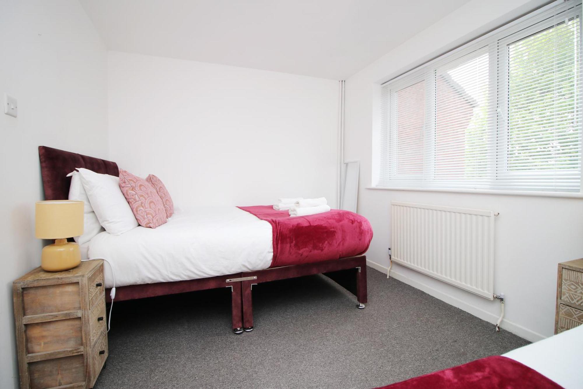 2bedroom Home- Free Parking, Wi-fi & Patio- Available For Long Or Short Term