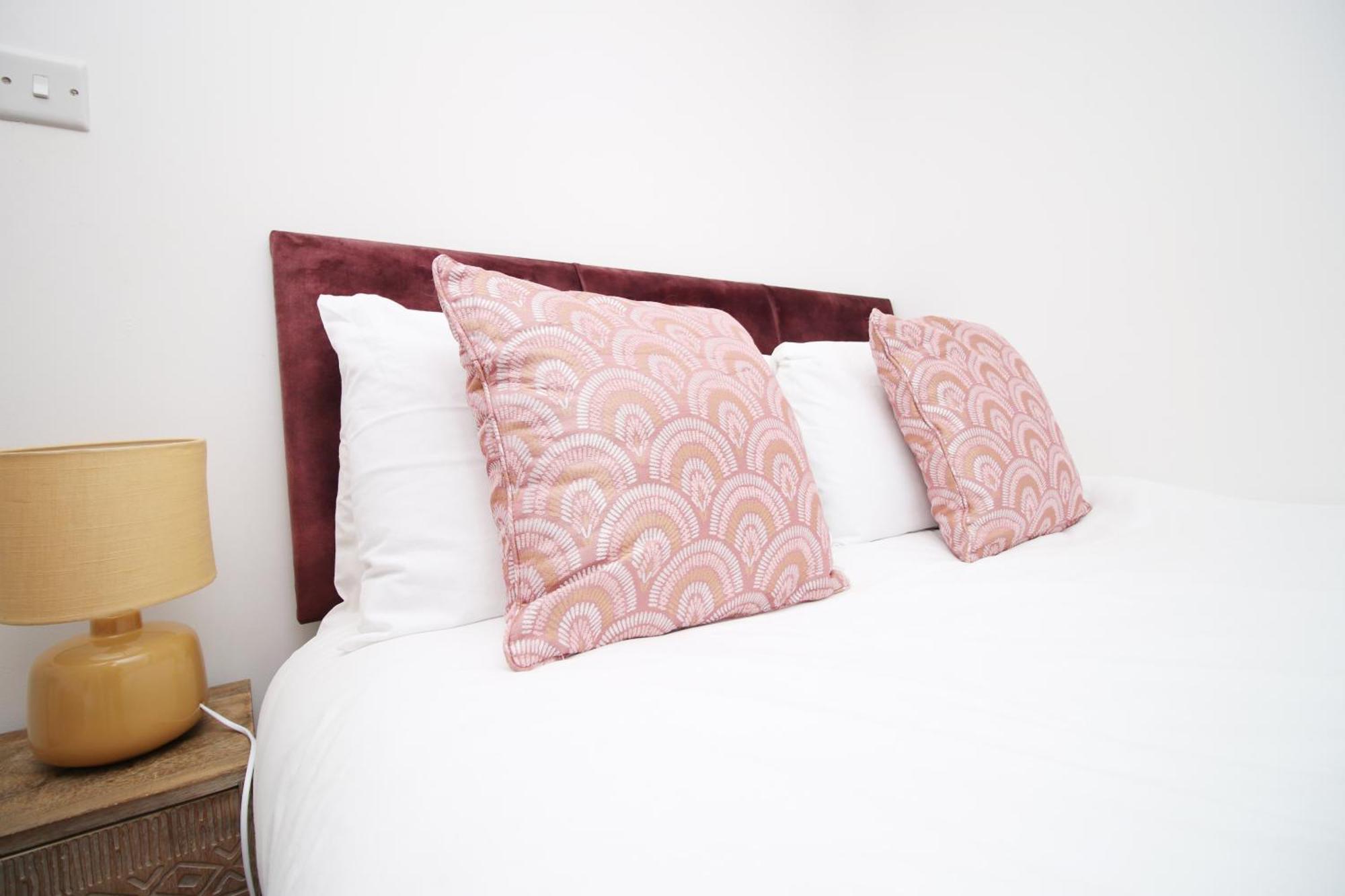 Holiday home 2bedroom Home- Free Parking, Wi-fi & Patio- Available For Long Or Short Term