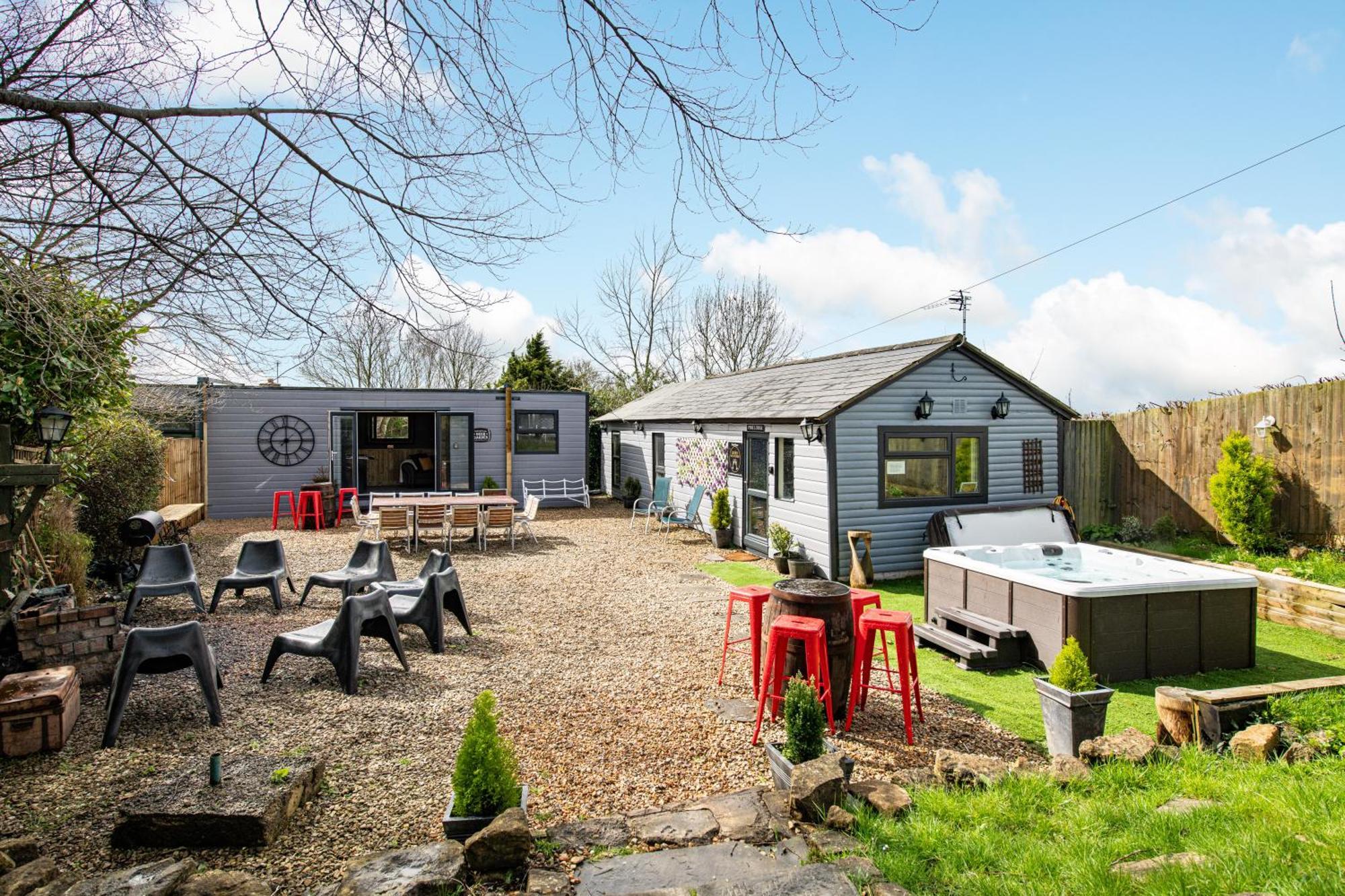 The Pine Including Games Room, Camp Fire & Hot Tub * Bristol