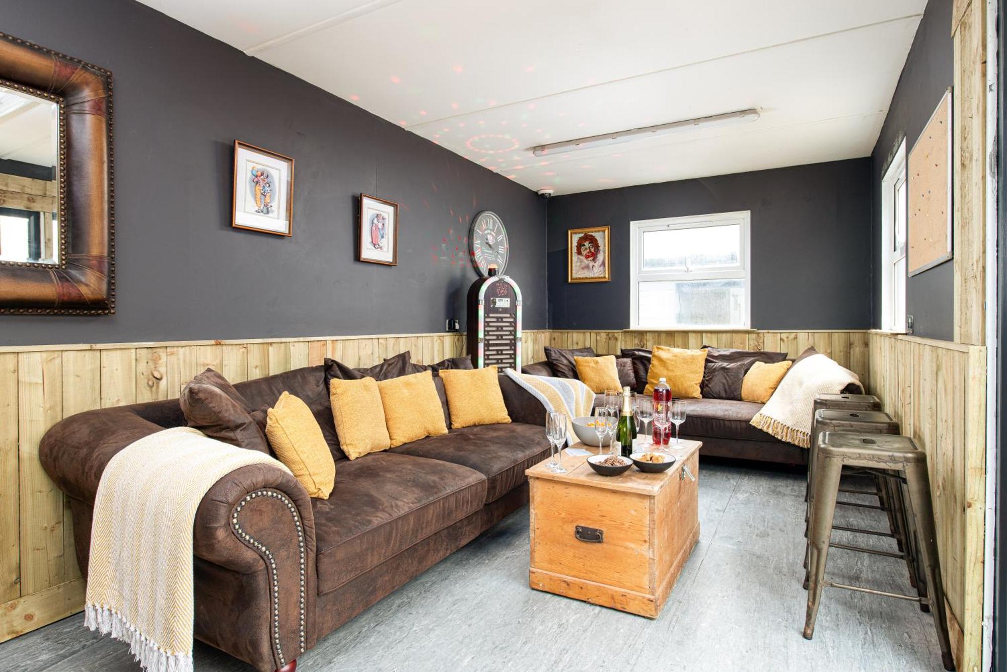 The Pine Including Games Room, Camp Fire & Hot Tub Holiday home