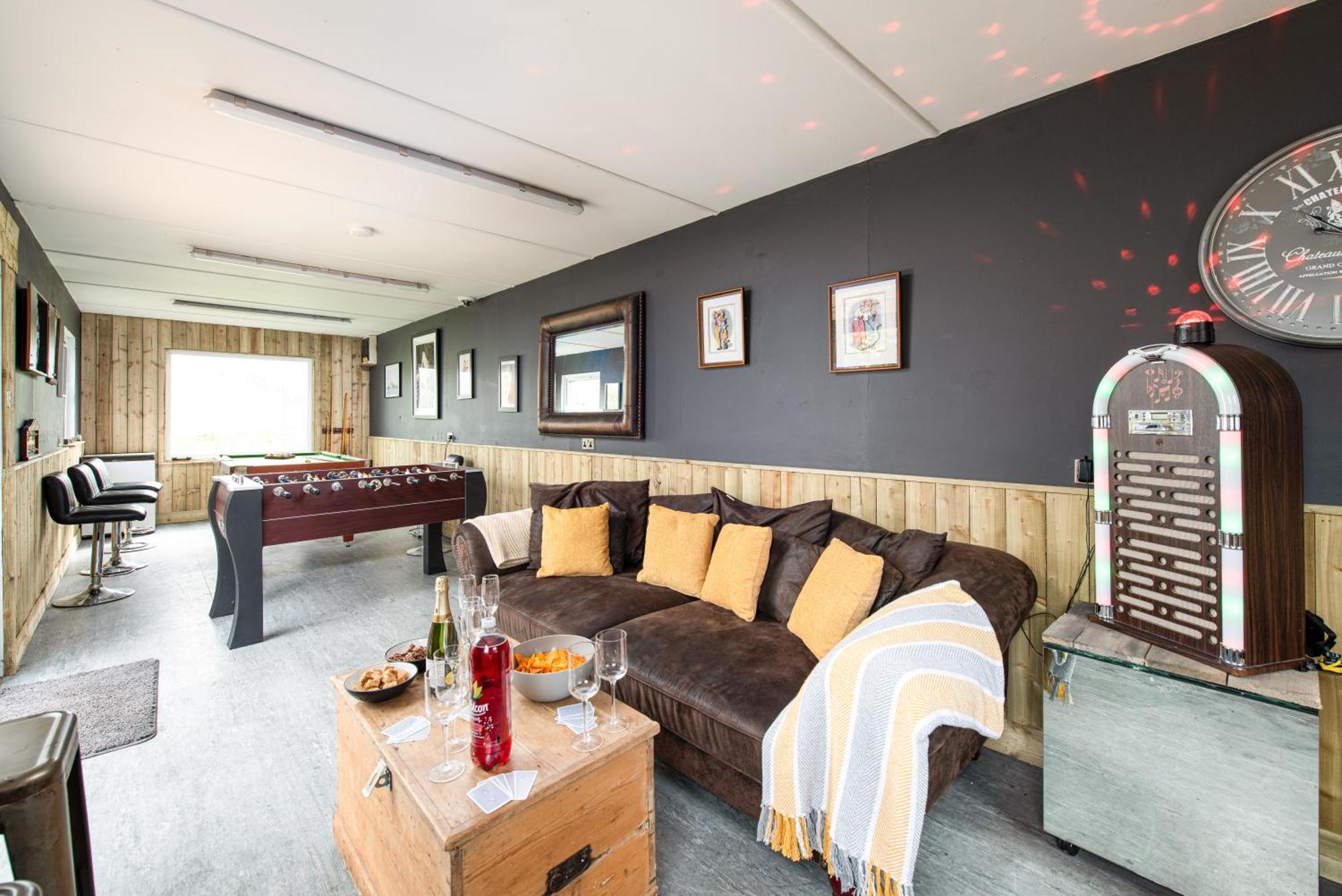The Pine Including Games Room, Camp Fire & Hot Tub Bristol