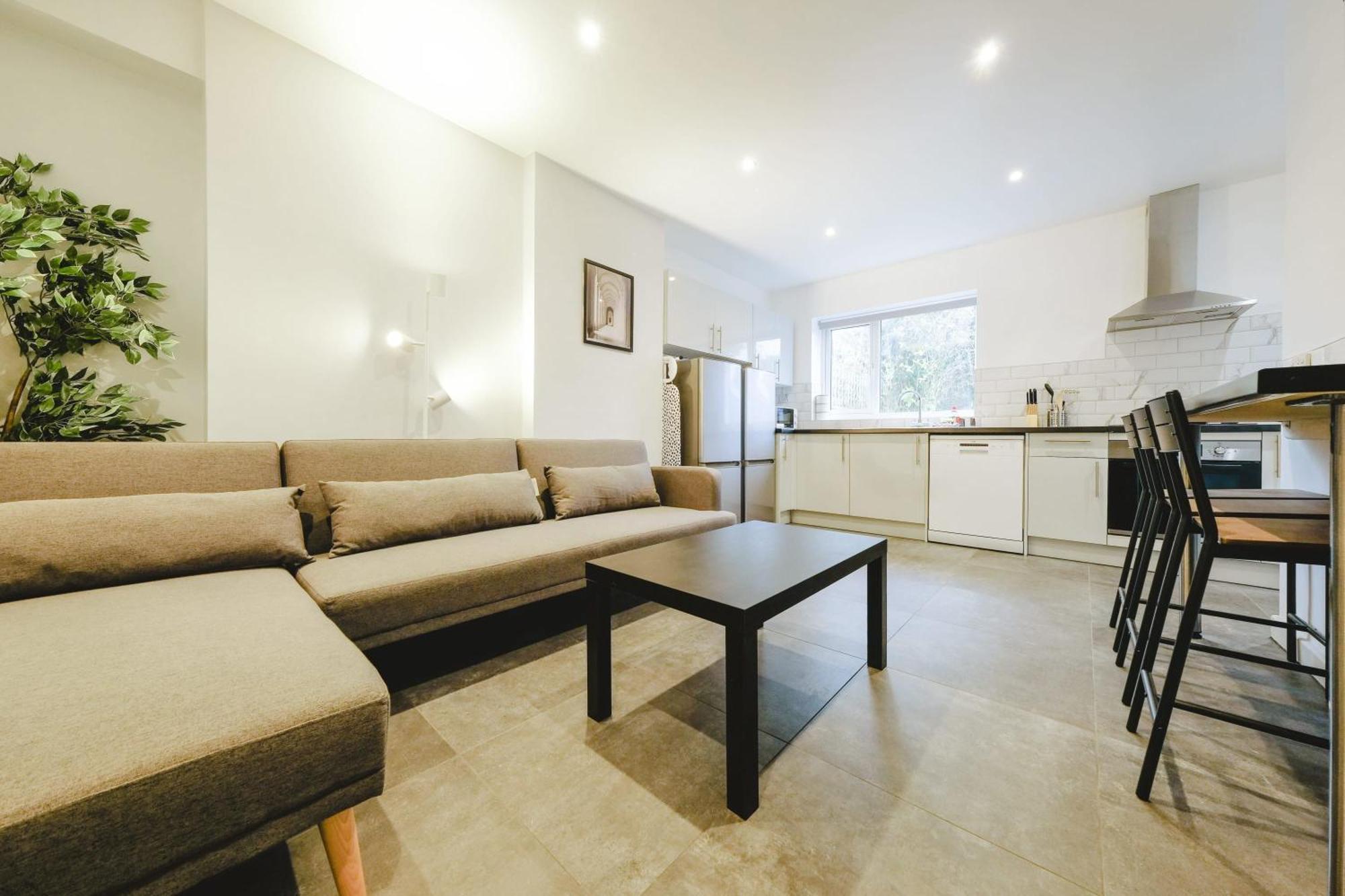 Wordsworth 6 Bedroom House Apartment *