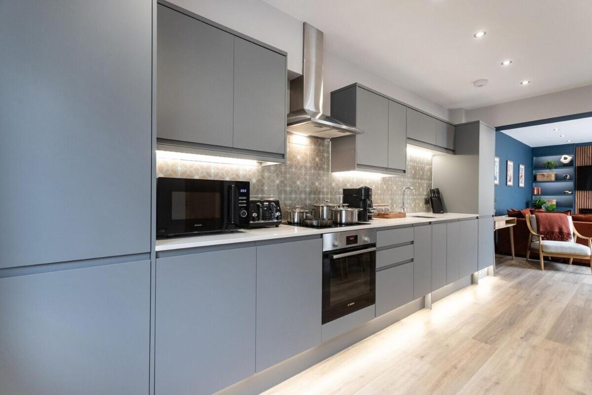 October Disc - Long - Contractors Apartment Bristol