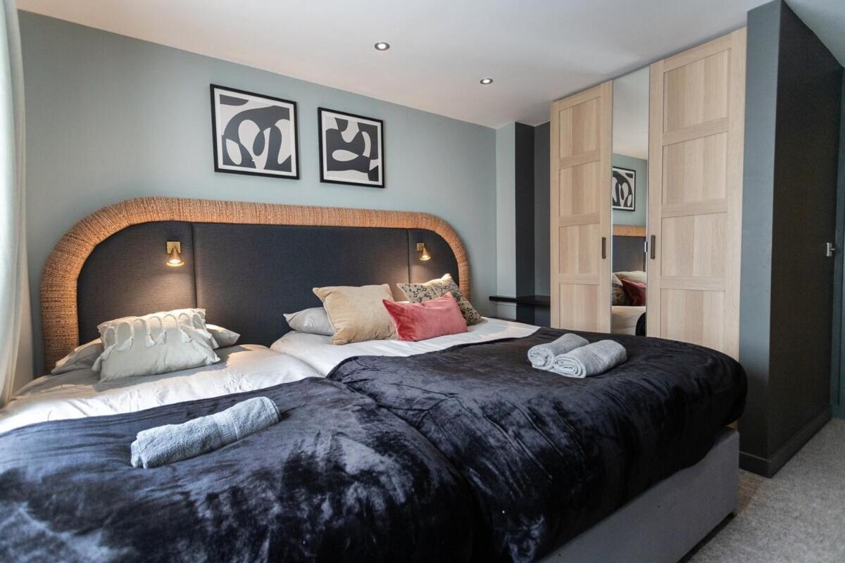 October Disc - Long - Contractors Apartment Bristol