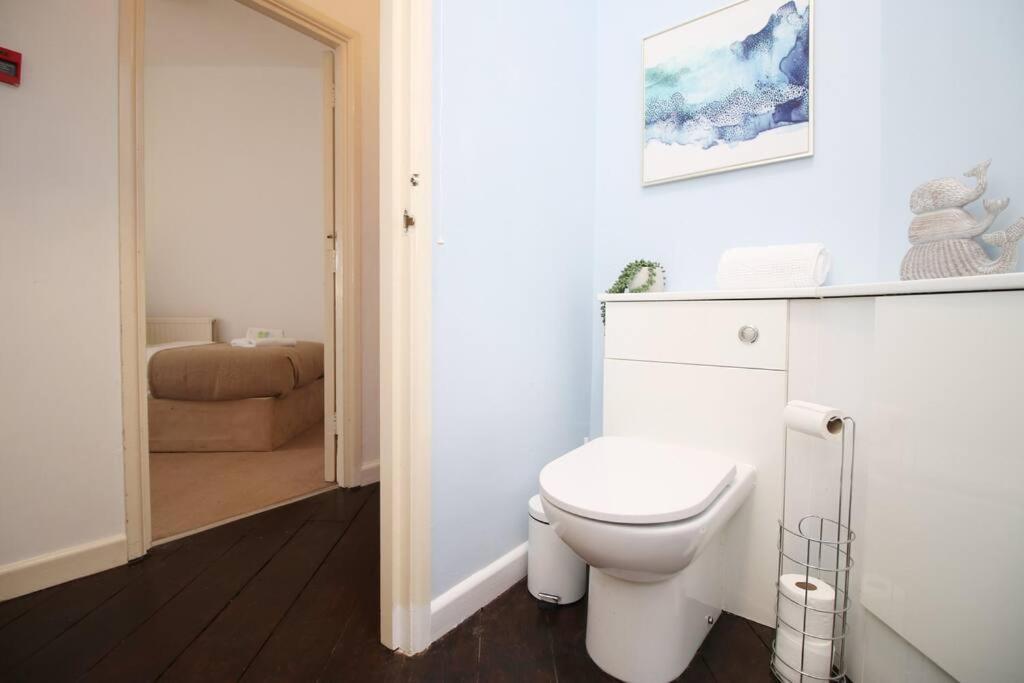 Apartment 2 Bedroom Apartment, 5 Guests Welcome, Free Off-peak Parking
