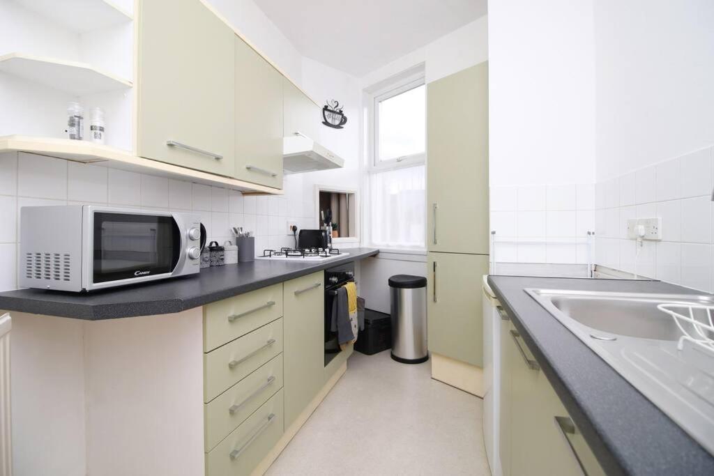 2 Bedroom Apartment, 5 Guests Welcome, Free Off-peak Parking Apartment Bristol